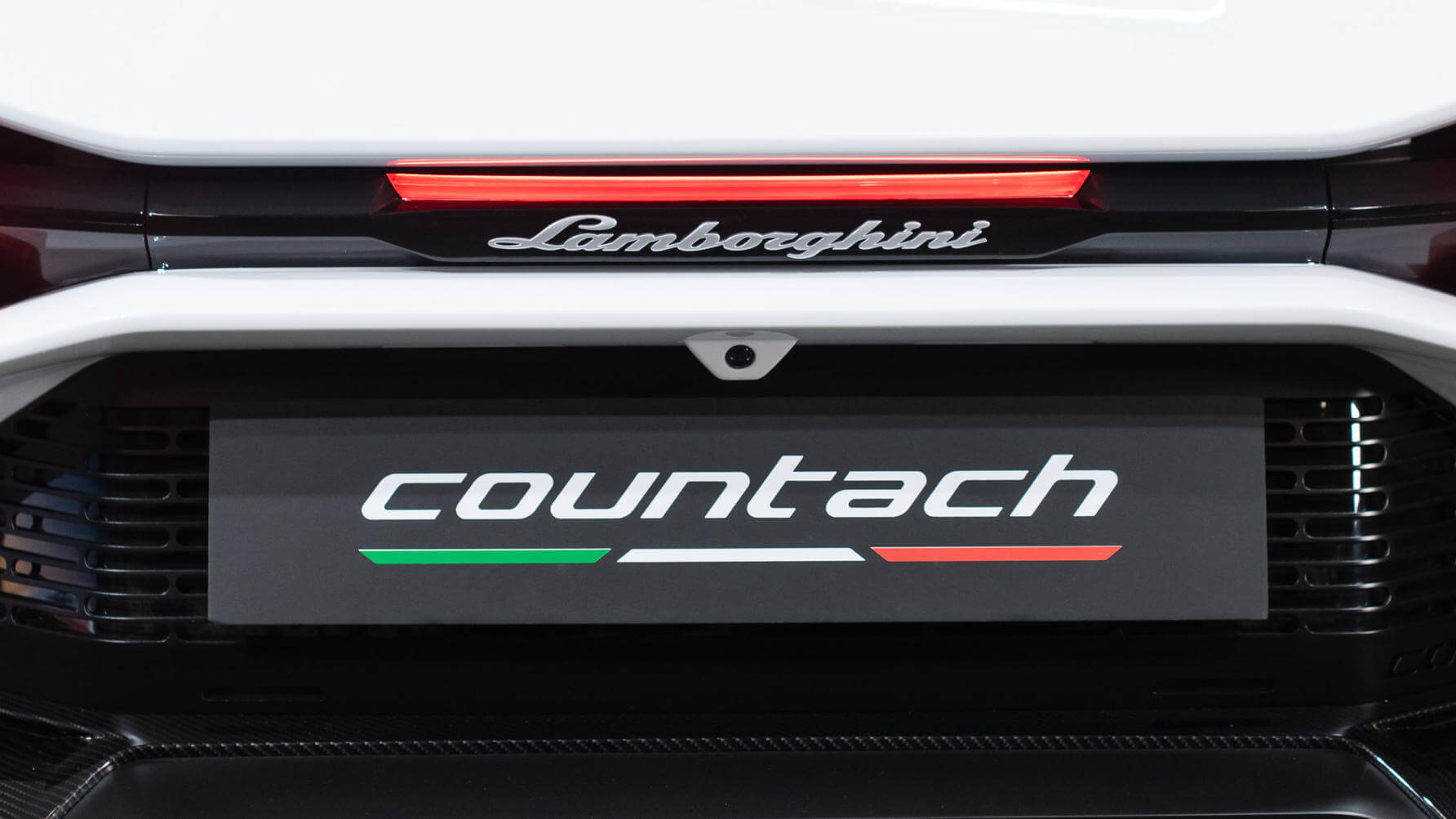 Lamborghini Countach LPI 800-4: Tuffarsi nel passato per vivere un sogno
